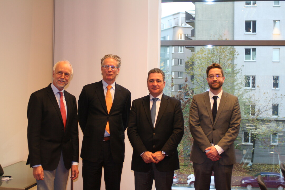 Am 10.November präsentierte Arysta sein Produktportfolio in Frankfurt am Main (von links): Dr. Henning Götzke, Leiter des deutschen Arysta-Teams, Hildo Brilleman, Leiter des Länderbereichs Nordwest-, Mittel- und Osteuropa, Dr. José Nobre, CEO und Präsident Arysta LifeScience Europa, Naher Osten und Afrika, Dr. Jan Wunderle, Marketing Manager Deutschland.