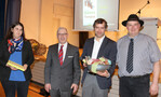 Mit Produkten aus der Region bedanken sich (v.l.) Kreisgeschäftsführerin Lisa Guth, der Tuttlinger Kreisvorsitzende Wilhelm Schöndienst und Kreisvorsitzender Manfred Haas (r.) bei Gastredner Dr. Andreas Möller.
