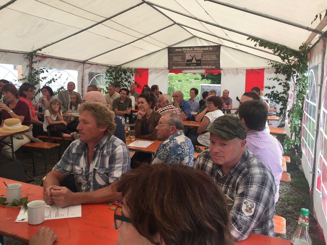 Aufmerksame Zuhrer bei der Begrung auf dem Wildhof Hildegrund in Stockach.