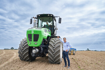 Die litauische Auga-Gruppe hat den weltweit ersten Hybridtraktor mit Biomethan und Elektroantrieb entwickelt.