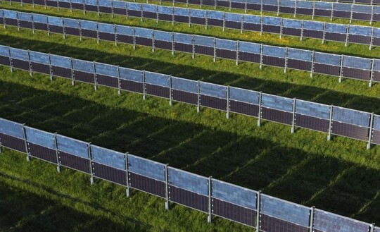 So eine Agri-PV-Anlage ermglicht eine gleichberechtigte Doppelnutzung der landwirtschaftlichen Lebensmittelproduktion bei gleichzeitiger Stromerzeugung. Fr die Energiepark Neusa II GmbH ist eine bifaziale (beidseitig nutzbar), senkrecht stehende Anlage in Ost-West-Ausrichtung geplant.