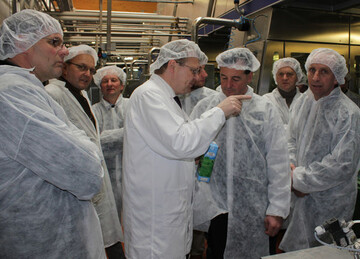 So wird H-Milch produziert: Martin Boschet, Geschftsfhrer der Hohenloher Molkerei, erluterte dem Milchausschuss die Betriebsablufe. Links im Bild der Ausschussvorsitzende, LBV-Vizeprsident Gerhard Glaser.