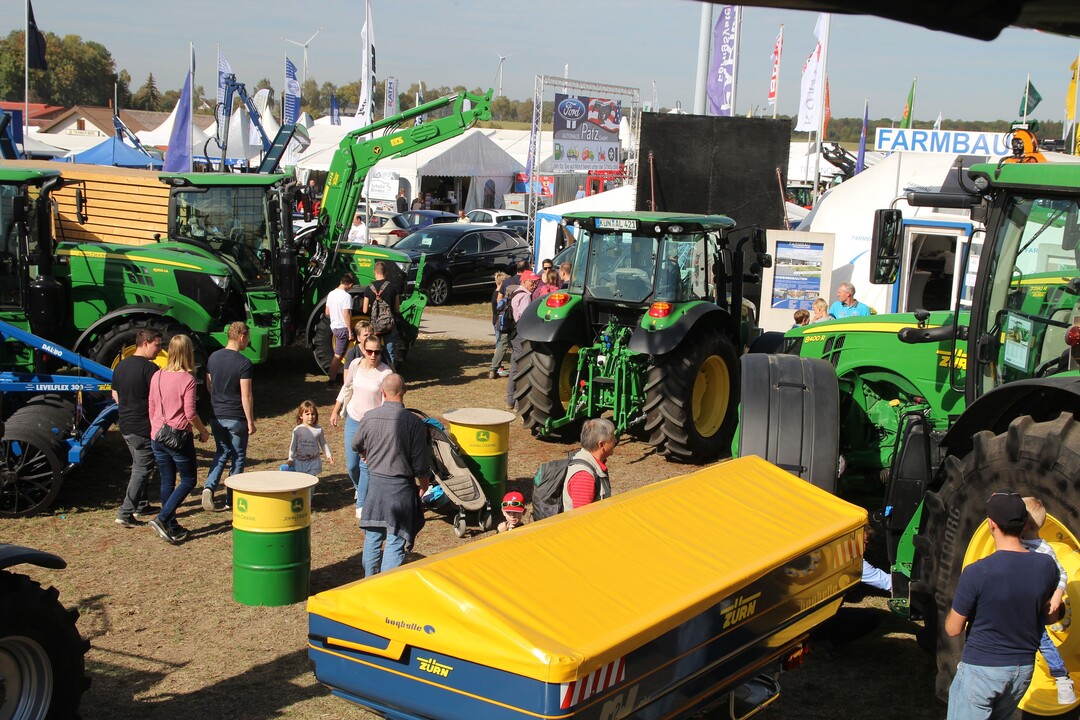 Der Landtechnikhndler Zrn belegt in diesem Jahr den grten Stand im Freigelnde.