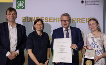 Die Parlamentarische Staatssekretrin Dr. Manuela Rottmann (2.v. links) berreicht gemein-sam mit DLG-Prsident Hubertus Paetow (links) im Beisein der Hessischen Milchknigin Anne Schmauch Urkunde und Medaille an den Geschftsfhrenden Vorstand Martin Boschet.