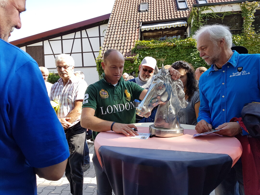 Gerne kam der sympathische Olympiasieger der Vielseitigkeit den Autogrammwnschen der Pferdehalter nach. 