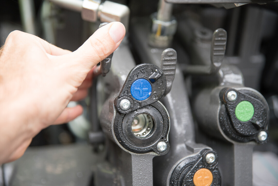 Mit den serienmigen Druckentlastungshebeln lassen sich die Hydraulikschluche beim Claas Axion 830 CMATIC einfach kuppeln. 