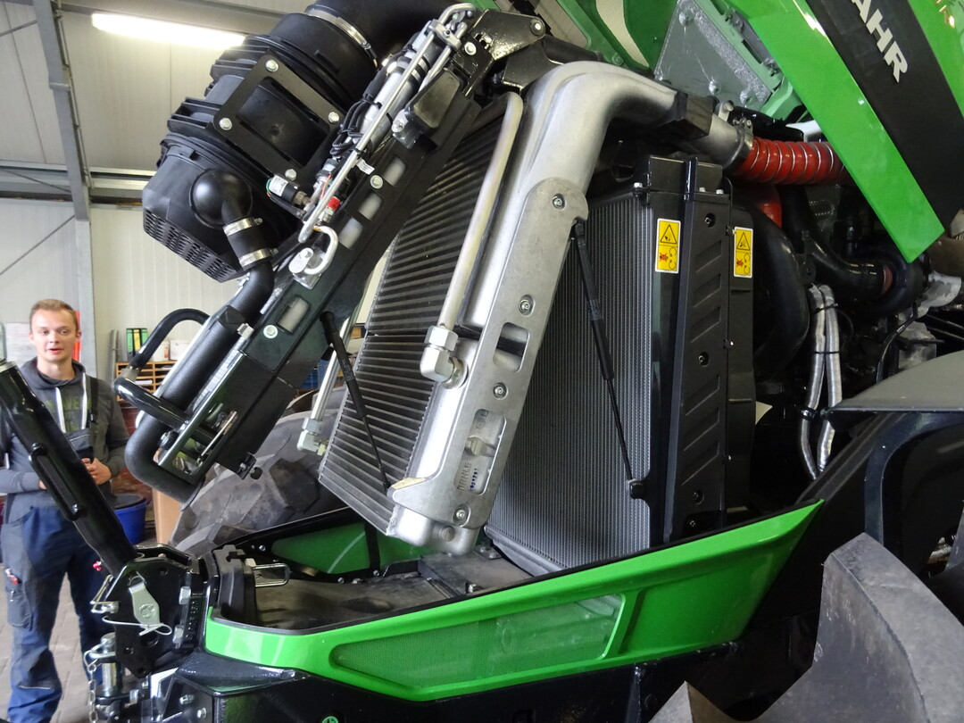 Zur Reinigung der Khler lassen sich die einzelnen Elemente beim Deutz-Fahr 7250 TTV sehr weit aufstellen. 