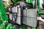 Durch die einfach herausziehbaren Schutzsiebe lassen sich beim John Deere 6130R AutoPowr die Kühler bequem reinigen.