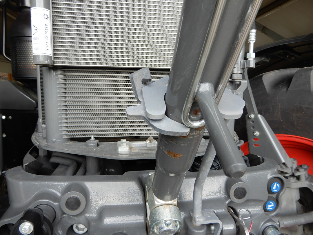 Einfach und genial: Die Halterung des Oberlenkers der Fronthydraulik am Fendt 826 S4 Vario verriegelt sicher ohne zustzliche Splinte stecken zu mssen.