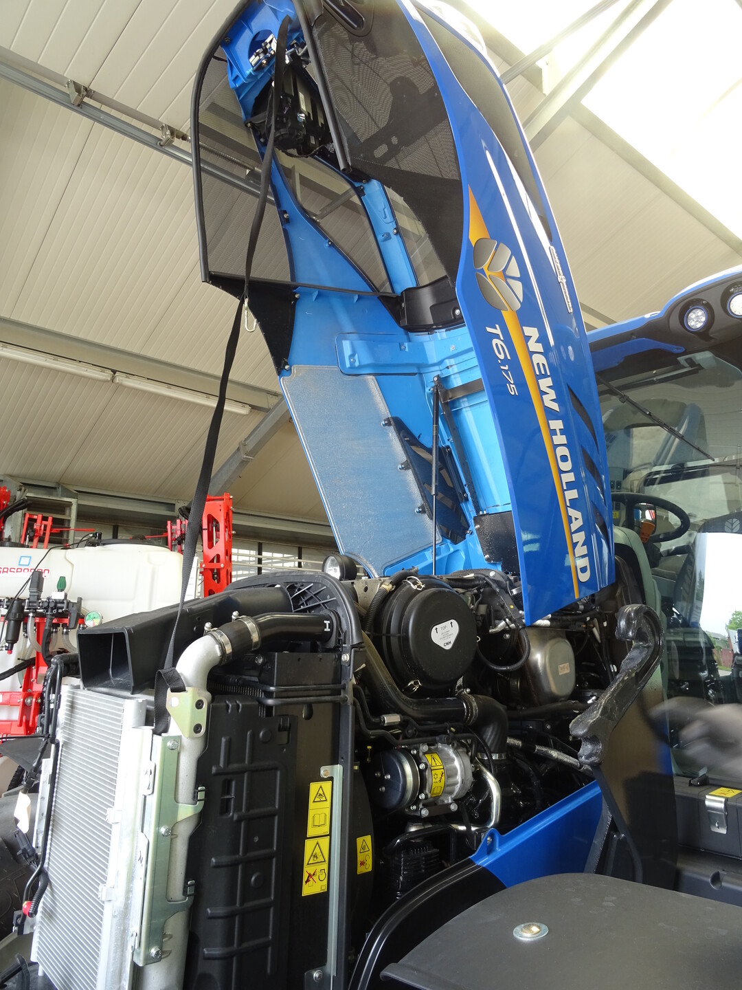 Die einteilige Motorhaube beim New Holland T6.175 kann senkrecht aufgestellt werden und erleichtert die Zugnglichkeit fr Pflege- und Wartungsarbeiten.