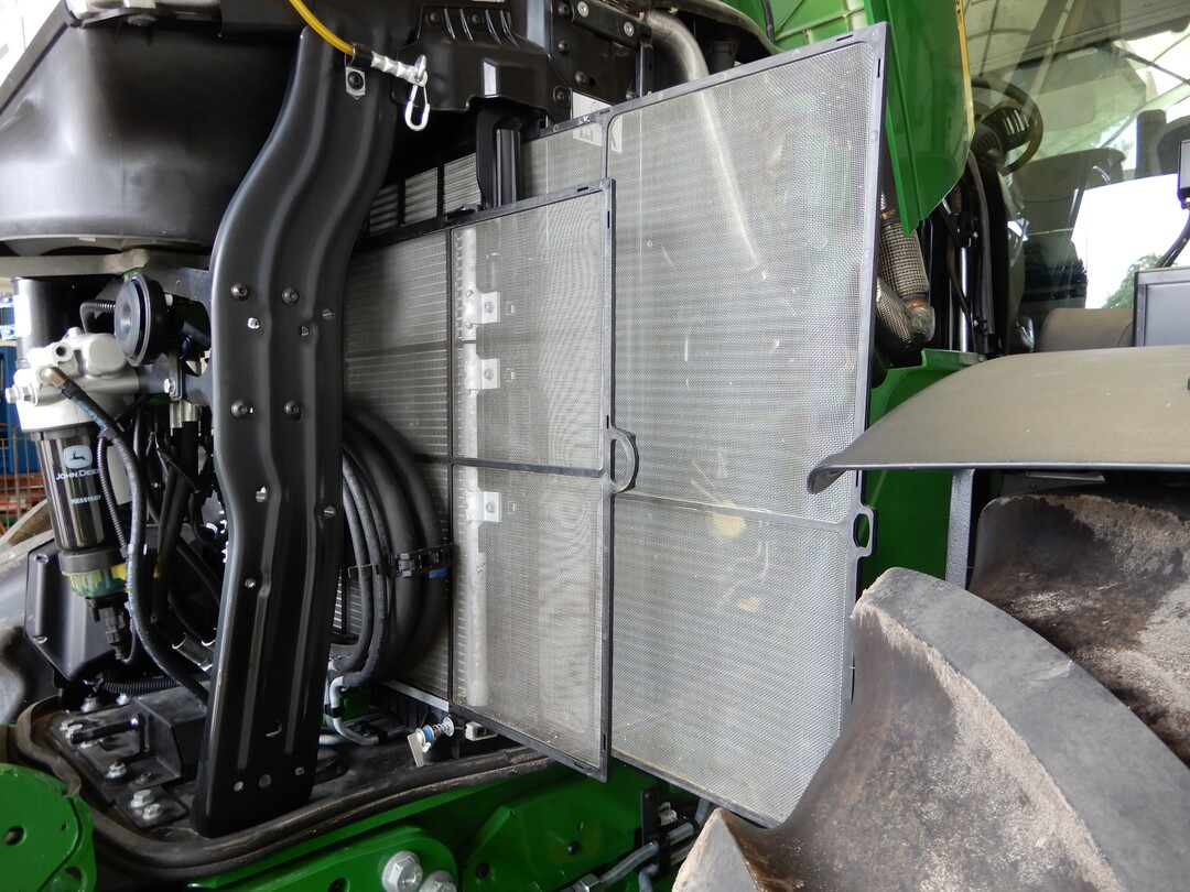 Schnelle Reinigung auf dem Feld mglich: Durch die herausziehbaren Schutzsiebe beim John Deere 6215R AutoPowr ist die Reinigung der Khler einfach und der grbste Dreck kann leicht entfernt werden. 