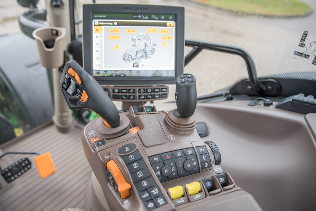 Der Joystick CommandPro beim John Deere 6215R AutoPowr liegt super in der Hand und bietet zahlreiche Fahrmglichkeiten. Die 11 Tasten knnen fr jeden Fahrer individuell belegt werden.