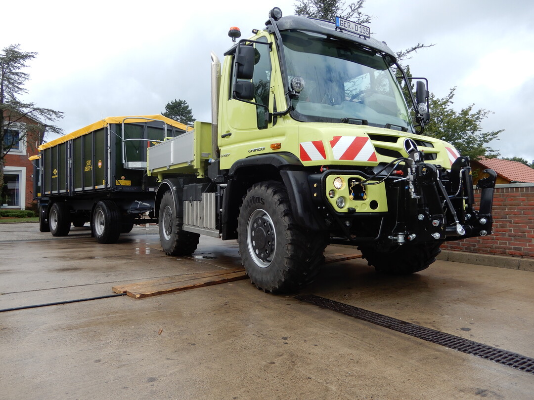 Der Unimog ist ein Transportspezialist: Sowohl in der Solofahrt, als auch beim Ziehen der zwei 18-Tonnen-Anhnger hat er niedrige Dieselverbruche eingefahren.