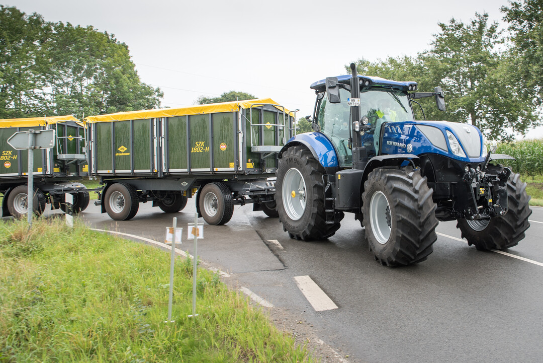 Alle Testschlepper mussten zur Ermittlung des Dieselverbrauchs die festgelegte Rundstrecke mit zwei beladenen Anhngern abfahren. Der New Holland T7.270 AutoCommand belegte dabei den zweiten Platz.

