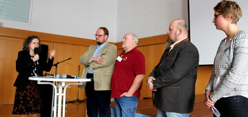 Bei der Vermarktung vor Ort tut sich einiges: Das Bild zeigt (v.l.) Moderatorin Petra Schmettow im Gesprch mit Ingo Hiller, Rmersteinmhle; Roland Waldi, Kraichgaukorn; Frank Geiselhart, Albkorn und Michaela Frech, Lichtensteinmhle und Albgemacht. 