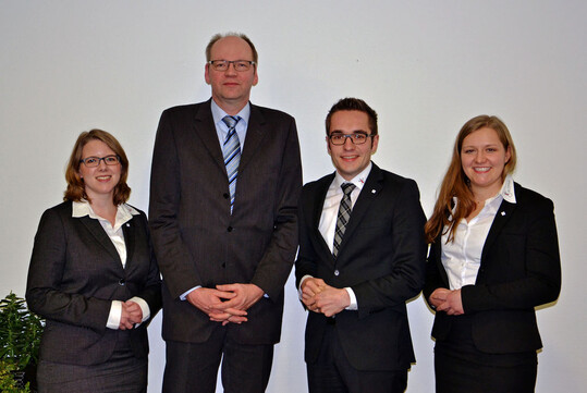 TOP Kurs Teilnehmerinnen Christina Immel und Carmen Maier (von links) sowie TOP Kurs Teilnehmer Michael Kinzinger mit dem Generalsekretr des Deutschen Bauernverbandes Bernhard Krsken (2. von links).