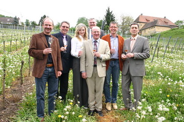 Das neue Fhrungsteam des Badischen Weinbauverbandes (von links): Franz Benz, Wilfried Drr (jeweils Vizeprsidenten), Weinknigin Katja Bohnert, Geschftsfhrer Peter Wohlfarth (hinten), Prsident Kilian Schneider, Claus Burmeister und Ernst Nickel (jeweils Vizeprsidenten).