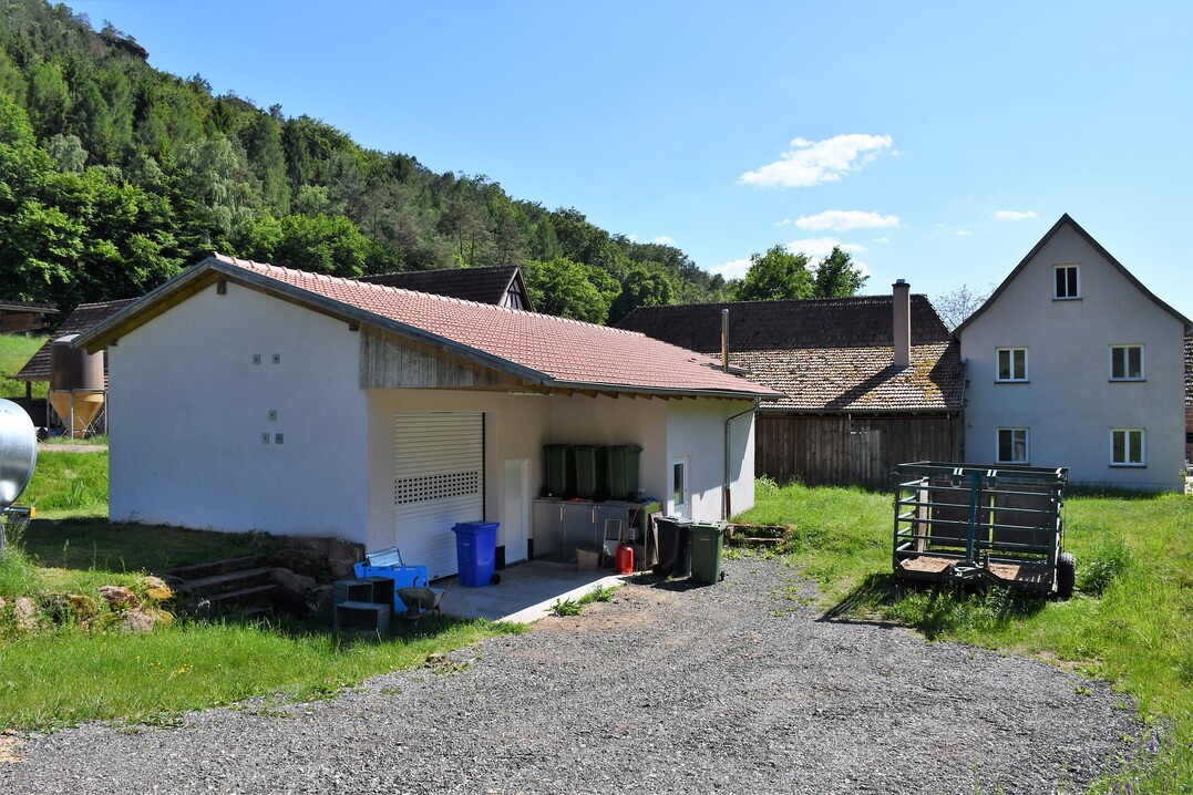 Das Schlachthaus von hinten gesehen. Die Tiere werden durch den Rollgittereingang direkt in den Schlachtraum geführt.