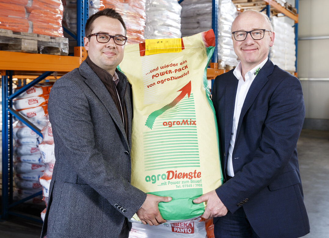 Neue Kooperation im Futtermittelgeschft: BAG-Vorstand Hubert Brhm und Geschftsfhrer Philipp Haas von agroDienste in Aichstetten.
