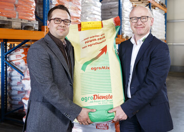 Neue Kooperation im Futtermittelgeschft: BAG-Vorstand Hubert Brhm und Geschftsfhrer Philipp Haas von agroDienste in Aichstetten.
