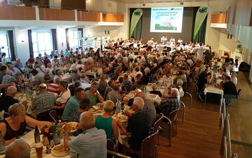 Jubilumsfeier in der Stadthalle: Mit dem besten Geschftsergebnis ihrer 100-jhrigen Firmengeschichte hat die Bezug + Absatz Genossenschaft (BAG) Bad Waldsee das Jahr 2018 abgeschlossen.