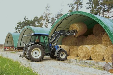 Beim Transport von Groballen nur Maschinen einsetzen, die Schutzvorrichtungen gegen herabfallende Lasten haben (zum Beispiel Kabinenschlepper).