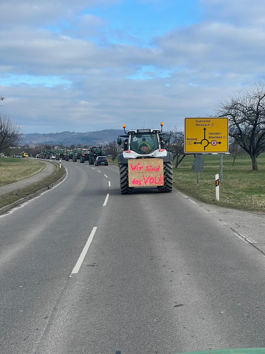 Die Kreisbauernverbnde und Ortsgruppen haben von Mahnwachen, Kundgebungen, ber Schlepperrundfahrten bis hin zu groen Sternfahrten viele unterschiedliche Protestaktionen organisiert.