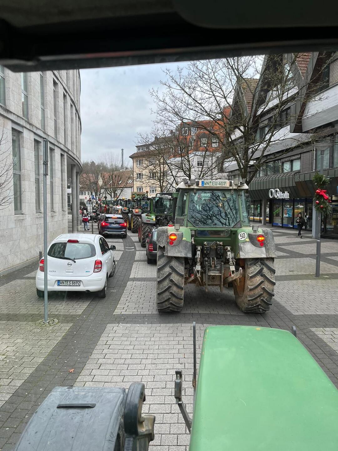 Die Kreisbauernverbnde und Ortsgruppen haben von Mahnwachen, Kundgebungen, ber Schlepperrundfahrten bis hin zu groen Sternfahrten viele unterschiedliche Protestaktionen organisiert.