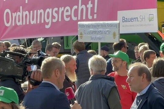 Harsche Kritik an der Politik von Bundesagrarminister Cem zdemir uerte Bauernprsident Klaus-Peter Lucht im Rahmen einer Kundgebung.