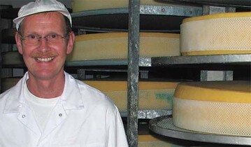 Martin Bauhofer verarbeitet mit 15 Mitarbeitern ca. 42.000 Liter Milch tglich, davon sind rund 8000 Liter Bioland-Milch. 
