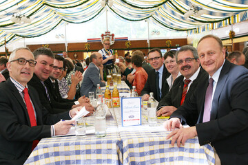 Die Akteure der Bauernkundgebung der Sdwest Messe (v. r.): DBV- und LBV-Prsident Joachim Rukwied, Karl Rombach, MdL und BLHV-Vize mit Gattin, Landrat Sven Hinterseh, BLHV-Hauptgeschftsfhrer Benjamin Fiebig, der Rottweiler Kreisvorsitzende Manfred Haas und OB Dr. Rupert Kubon.