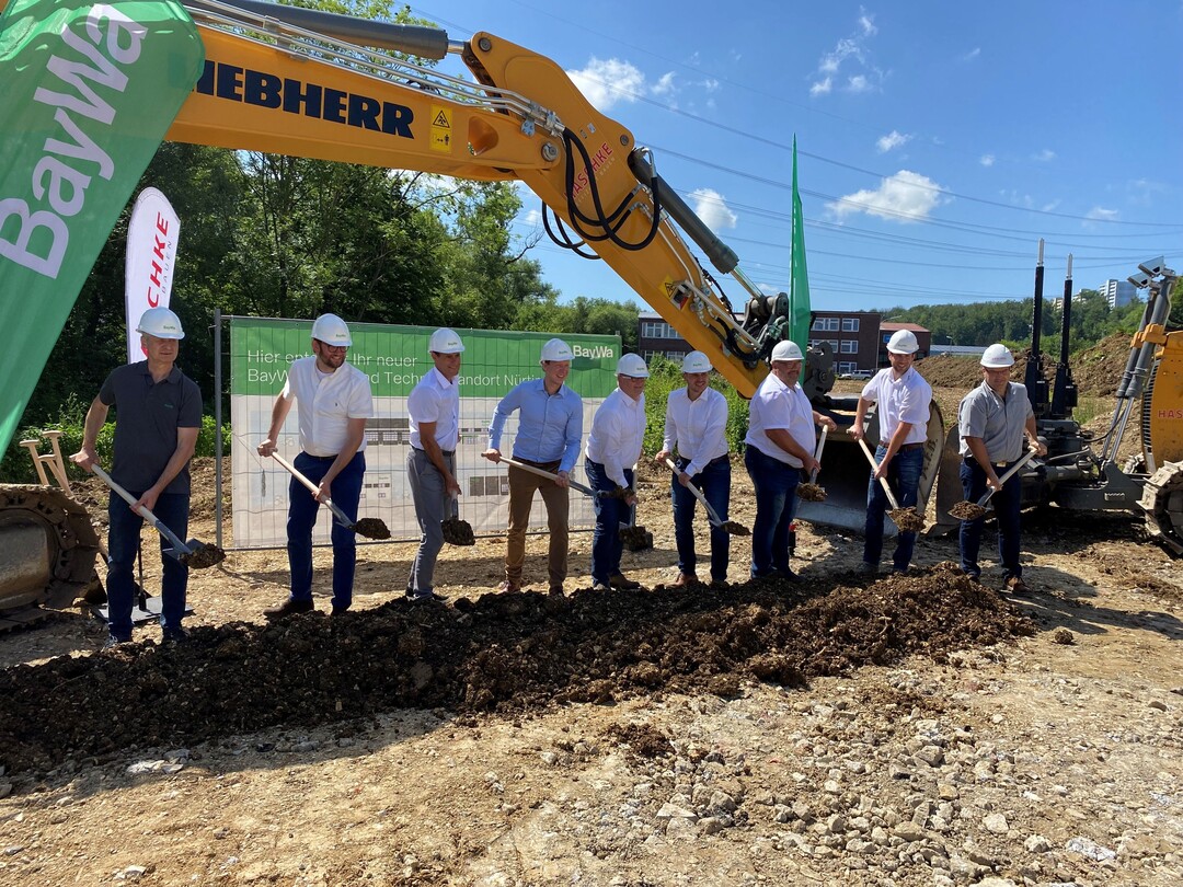 Beim Spatenstich in Nürtingen (von links): Bernd Buck (BayWa), Bernd Schwartz (Stadt Nürtingen), Daniel Weeber (BayWa), Dr. Johannes Fridrich (OB von Nürtingen), Gerd Mezger, Sascha Hübener, Harry Schempp und Steffen Schurr (alle BayWa) und Bernd Seufert (Baufirma Haschke).