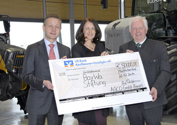 AGCO/Fendt untersttzt die BayWa-Stiftung mit 50.000 Euro. Bei der Spendenbergabe am 22. Dezember 2010 im Fendt-Forum in Marktoberdorf: (von links) Klaus Josef Lutz, Vorstandsvorsitzender der BayWa AG und der BayWa-Stiftung, Maria Thon, Geschftsfhrerin der BayWa-Stiftung und Peter-Josef Paffen, Vice President und Sprecher der AGCO/Fendt-Geschftsfhrung.