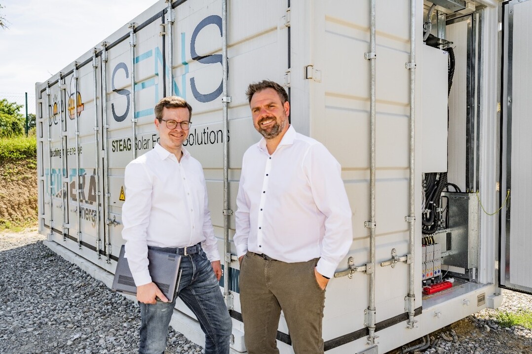 Die beiden Geschftsfhrer Hubert Bechinger (rechts) und Carlo Weidenbach (links) in Front des Batteriespeichers.