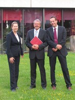Reinhold Köhler (Mitte) mit Universitätspräsidentin Prof. Dr. Ulrike Beisiegel und dem Dekan der Fakultät für Agrarwissenschaften der Universität Göttingen, Prof. Dr. Achim Spiller, der das Doktordiplom überreicht hat.