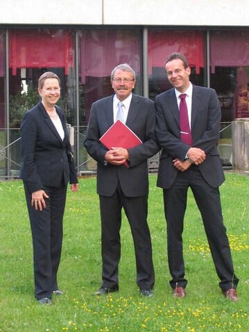 Reinhold Khler (Mitte) mit Universittsprsidentin Prof. Dr. Ulrike Beisiegel und dem Dekan der Fakultt fr Agrarwissenschaften der Universitt Gttingen, Prof. Dr. Achim Spiller, der das Doktordiplom berreicht hat.