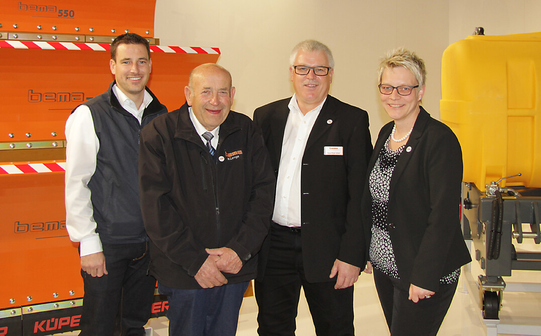 Bei der Übergabe der bema-Werksvertretung an HEN-Werksvertretungen (v.l.): Steffen Glauner, Walter Lenge und Hans-Peter Jaiser von der Firma HEN sowie Bema-Geschäftsführerin Sonja Koopmann.