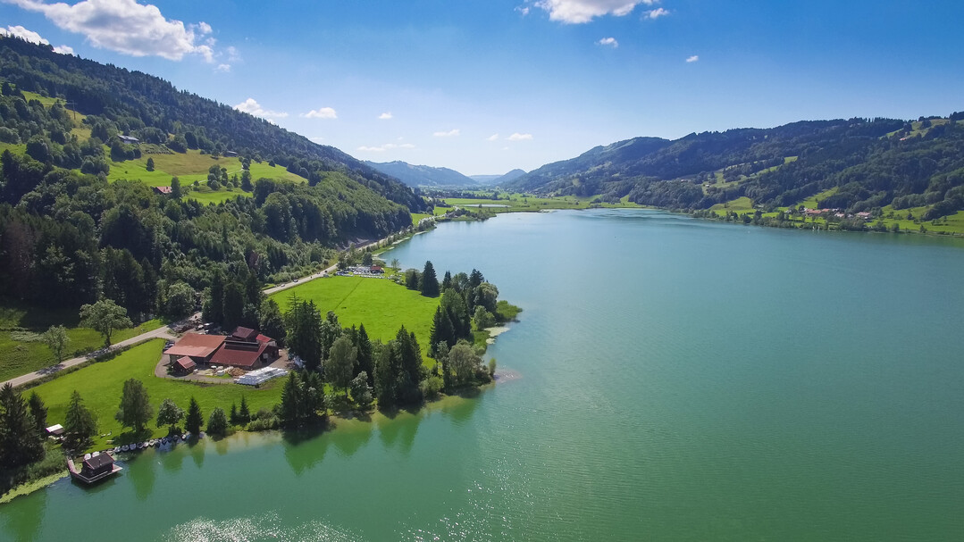 Durch die Lage am Alpsee ist der Hierlhof bei Urlaubsreisenden beliebt.