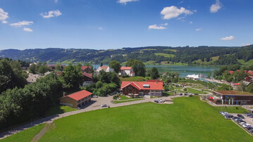 Familie Hierl hat ihren Betrieb auf mehrere Standbeine ausgebaut: Neben der klassischen Landwirtschaft sorgen das Hotel Garni und die Parkplatzvermietung für Umsatz.