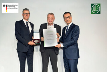 Bundesminister Cem zdemir berreicht die Urkunde und Medaille gemeinsam mit DLG-Vizeprsident Ren Dbelt an Martin Boschet.