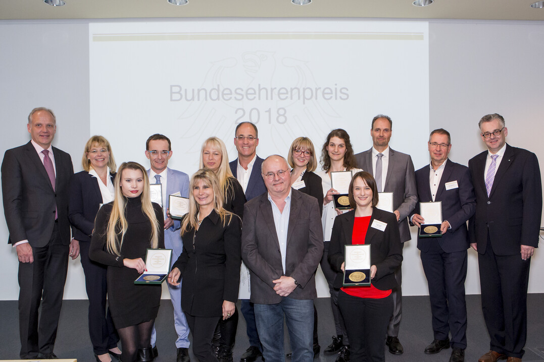 Ministerialrat Dr. Michael Koehler (BMEL) (l.) berreicht gemeinsam mit DLG-Vizeprsident Dr. Diedrich Harms (r.) Urkunden und Medaillen an die ausgezeichneten Betriebe.