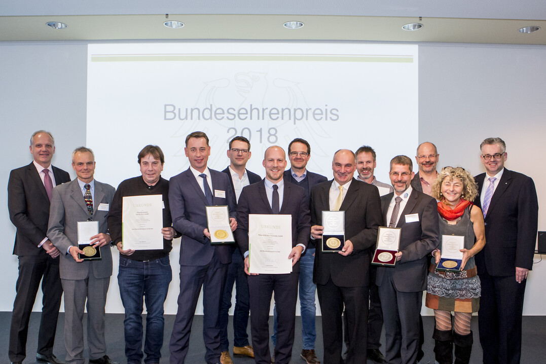 Ministerialrat Dr. Michael Koehler (BMEL) (l.) berreicht gemeinsam mit DLG-Vizeprsident Dr. Diedrich Harms (r.) Urkunden und Medaillen an die ausgezeichneten Betriebe. 