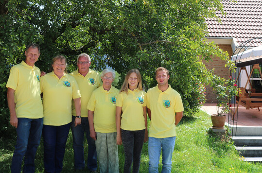 Familie Berger in Lichtenwald im Landkreis Esslingen auf ihrem Hof. Drei Generationen arbeiten in drei Schwerpunkten Hand in Hand, jeder in dem Bereich, der ihm oder ihr am meisten liegt, von links: Gunthard und Susann Berger, Opa Hans Hoffmann, Oma Waltraud Berger, Tochter Jessica und Fabian Scherbacher, Gunthards Neffe.  