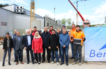 Anlsslich des neuen Erweiterungsbaus lud Inhaber Karl-Georg Geler am 16. April zum verspteten Spatenstich ein. Unter den Gsten waren zahlreiche Vertreter der am Projekt beteiligten Firmen, des Bauamtes sowie Gemeinde- und Ortschaftsrte.