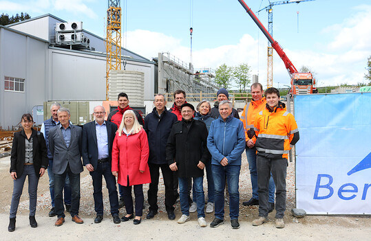 Anlsslich des neuen Erweiterungsbaus lud Inhaber Karl-Georg Geler am 16. April zum verspteten Spatenstich ein. Unter den Gsten waren zahlreiche Vertreter der am Projekt beteiligten Firmen, des Bauamtes sowie Gemeinde- und Ortschaftsrte.