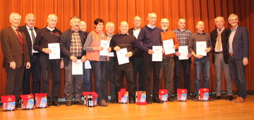 Die Preistrger des Braugerstenwettbewerbs im Main-Tauber-Kreis mit (v. l.) dem Leiter des Landwirtschaftsamtes Meinhard Strkel, BAGeno Geschftsfhrer Berthold Walter, Klaus Wunderlich, Seniorchef der Herbsthuser Brauerei, und Werner Rger, Leiter Dezernat Lndlicher Raum (2. und 1. v. r.)