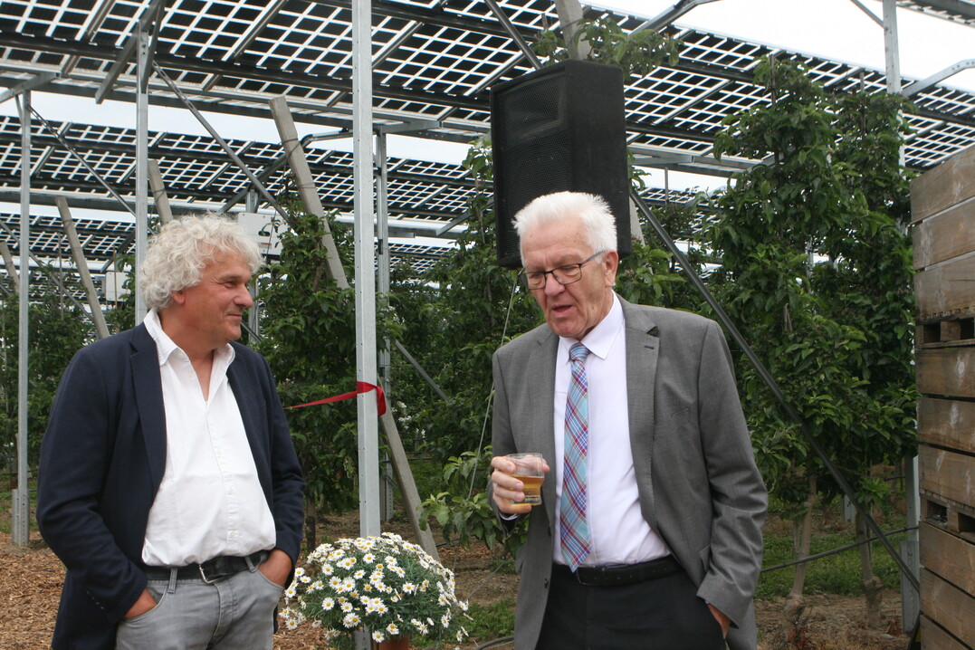 Mit dem Ministerprsidenten im Gesprch: Dr. Ulrich Mayr vom KOB Bavendorf betreut die Anlage in Kressbronn unter wissenschaftlichen Aspekten.