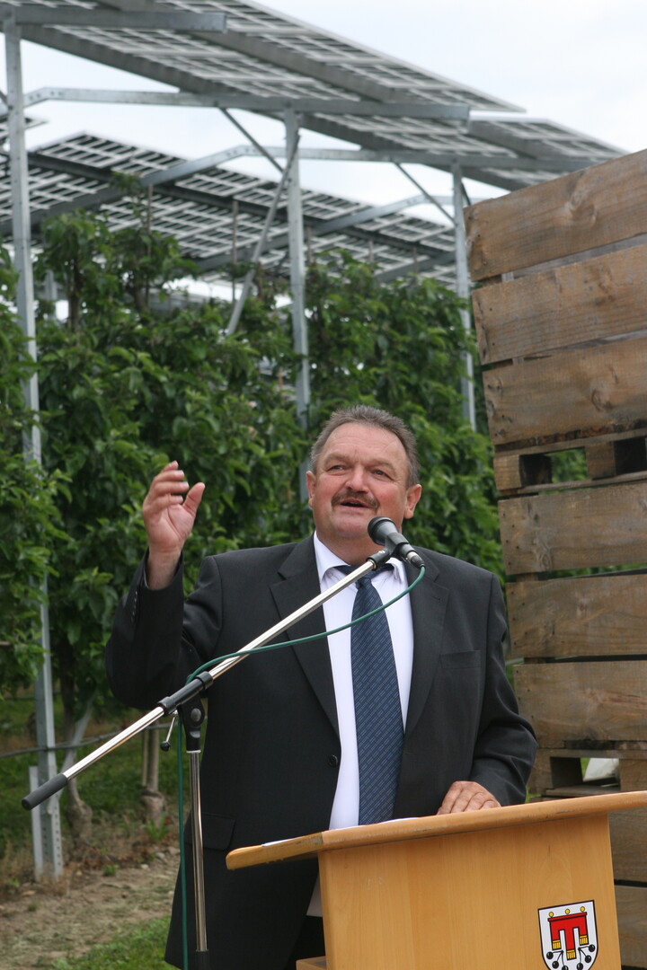 Nach anstrengenden und nervenaufreibenden Wochen freut sich Hubert Bernhard, dass die Agri-PV-Anlage nun in Betrieb genommen werden konnte.