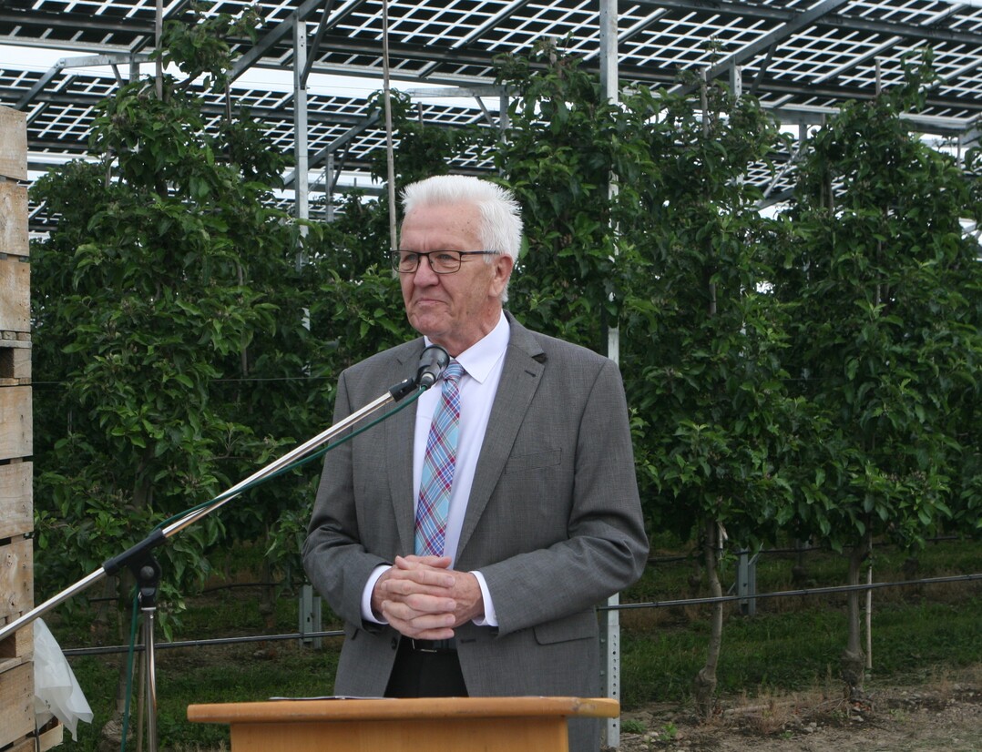 Ministerprsident Winfried Kretschmann sieht in Agri-PV-Anlagen eine groe Chance durch die Doppelnutzung der Flche.