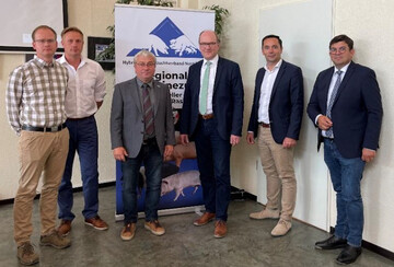 Freuen sich ber den Zusammenschluss: (v.l.n.r.) : Christian Schmoll (Geschftsfhrer HSZV), Robert Langas (Geschftsfhrer), Torsten Roder (Vorsitzender HSZV), Hans-Benno Wichert (Prsident SZV), Dr. Raffael Wesoly (Geschftsfhrer SZV/GG), Albrecht Weber (Zuchtleiter SZV/GG)